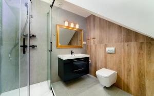 a bathroom with a toilet and a sink and a shower at Apartamenty EverySky Nadrzeczna 3E-3D in Karpacz +48 photos