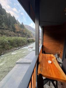 贾马里海姆森Özden Bungalow的河上一艘船甲板上的一张木桌