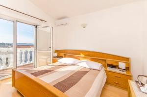 Postel nebo postele na pokoji v ubytování Apartment and Rooms Radojka