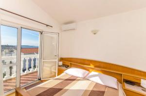 Postel nebo postele na pokoji v ubytování Apartment and Rooms Radojka