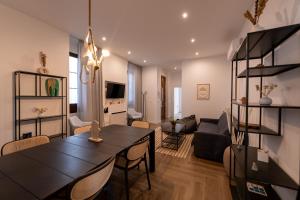 a living room with a dining table and a living room at Apartamentos Jardines de la Sitarilla in Granada