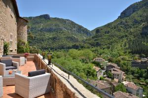een balkon met stoelen en uitzicht op de bergen bij Châteauzen in Madières