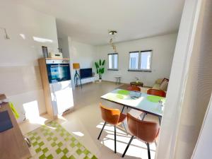 a kitchen and living room with a table and chairs at Privatwohnung Rüsselsheim nähe Hyundai Airport Messe etc in Königstädten