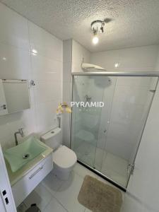 un bagno con doccia, WC e lavandino di Duplex Cobertura Premium a Feira de Santana Altre 10 foto