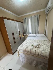 una piccola camera da letto con un letto e una finestra di Duplex Cobertura Premium a Feira de Santana