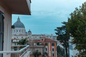 ローマにあるIl Mandorlo - Casa Palmeriの建物のバルコニーからバティカンの景色を望めます。
