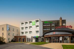 a building with a court court courtroom in front of it at ibis Styles Pontivy centre Bretagne in Pontivy
