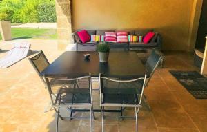 Una mesa de comedor y sillas con un sofá. en Lovely Home In Le Thor With Wifi, en Le Thor 32 fotos más