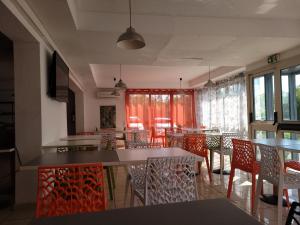 Μια τηλεόραση ή/και κέντρο ψυχαγωγίας στο Kyriad Direct Arles