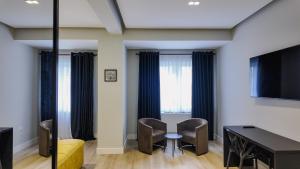 TV a/nebo společenská místnost v ubytování Oxygen Boutique Hotel