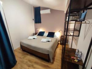 Schlafzimmer mit einem Bett mit einem TV und einer Leiter in der Unterkunft Guest House alla Scala in Caltagirone