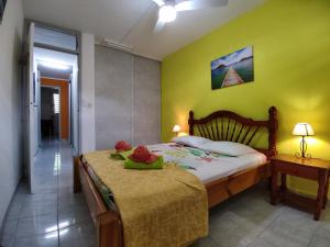 Ένα ή περισσότερα κρεβάτια σε δωμάτιο στο Bungalow with sea view in Deshaies