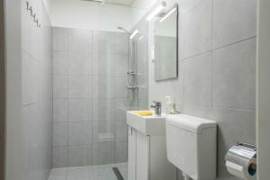 A bathroom at Cosy Studio In Terezvaros W41 Green