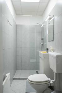 A bathroom at Cosy Studio In Terezvaros W41 Green