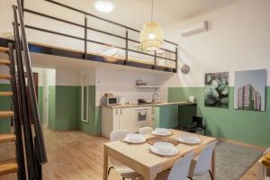 A kitchen or kitchenette at Cosy Studio In Terezvaros W41 Green
