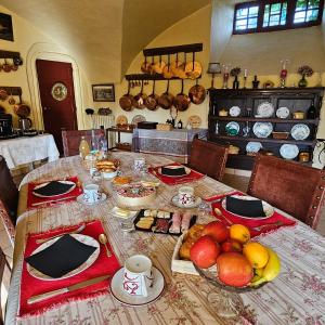 tavolo da pranzo con frutta e piatti di Château royal de Saint-Saturnin a Saint-Saturnin