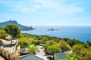 une vue sur l'océan depuis un immeuble dans l'établissement Bungalow charmant à Saint-Raphaël, à Saint-Raphaël
