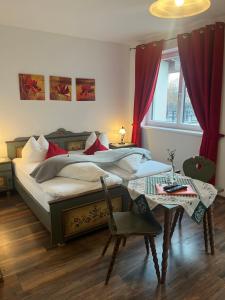 Un dormitorio con una cama y una mesa con una silla. en Pension Marillenhof, en Melk
