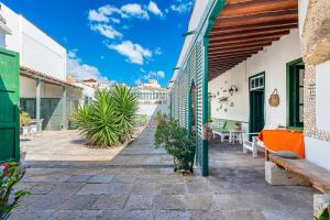 Rõdu või terrass majutusasutuses Traditional Canary house next to the beach