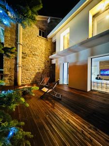 Budova, kde se apartmán nachází + 11 fotografií