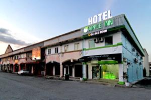 ein Gebäude mit einem Hotel an der Straßenseite in der Unterkunft Apple Inn Hotel in Sungai Petani