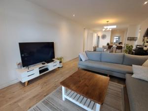 Μια τηλεόραση ή/και κέντρο ψυχαγωγίας στο Stylish 3BR Apartment Monks View Plettenberg bay +10 φωτογραφίες