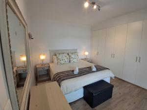 Ένα ή περισσότερα κρεβάτια σε δωμάτιο στο Stylish 3BR Apartment Monks View Plettenberg bay