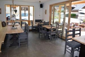 Restorāns vai citas vietas, kur ieturēt maltīti, naktsmītnē Grüner Hut - DEIN BERGHOTEL