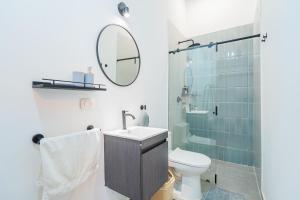 Un baño con lavabo, inodoro y espejo. en Casa Del Pozo Boutique House, en Cartagena de Indias 41 fotos más