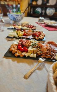 una tavola con piatti di cibo su un tavolo di Château royal de Saint-Saturnin a Saint-Saturnin Altre 20 foto