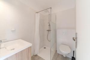 Un baño con ducha, lavabo e inodoro. en Maison Fontanières Studio Laurent 2 persons, en La Mulatière 1 foto más