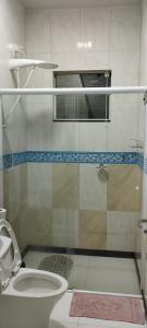 ein Badezimmer mit Toilette und Glasdusche in der Unterkunft Apartamento em Penha in Penha + 4 Fotos