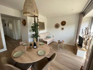 Gallery image of Appart-hôtel n 2 calme avec vue sur la piscine, petit-déjeuner, terrasse et parking in Chouzelot