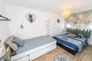 a bedroom with two beds in a room at Double Appartement Parking Honfleur 10min plage in Honfleur +42 photos