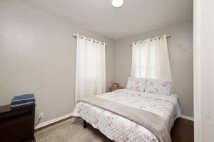 una camera da letto bianca con un letto e una finestra di Bo Urban Farm House. a Billings