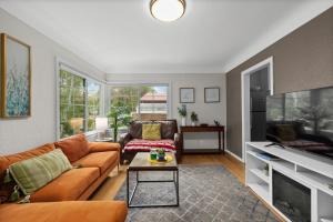 Posezení v ubytování Bo360 Cheerful Home with private HOT TUB