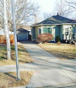 une maison avec perche à côté d'un trottoir dans l'établissement Bo's charming two bedroom with shared HOT TUB, à Billings