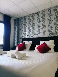 Postel nebo postele na pokoji v ubytování Hotel Le Divona "au coeur de Divonne"