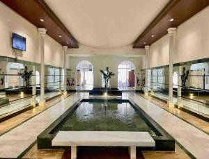 丹吉尔Natural Harmony Suite - 2 BR Marina Bay Beach View的大楼内带水池的大房间