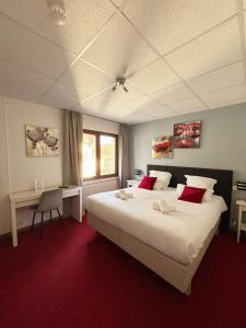 Postel nebo postele na pokoji v ubytování Hotel Le Divona "au coeur de Divonne"