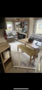 Η κουζίνα ή μικρή κουζίνα στο Remarkable 1-Bed Chalet in Minehead