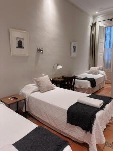 Postel nebo postele na pokoji v ubytování Casa Consell Gran Via, Guest House