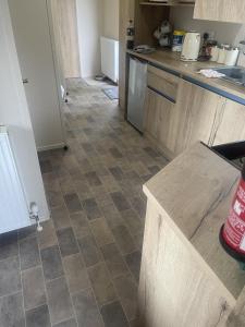 eine Küche mit Fliesenboden in der Unterkunft 3 Bed Chalet - Sleeps 6 - Parking - Wifi in Minehead + 4 Fotos