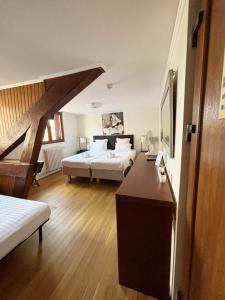 Postel nebo postele na pokoji v ubytování Hotel Le Divona "au coeur de Divonne"