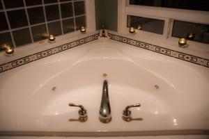 Gallery image of Oceanview Guest Suite with Large 2 Person Soaker Tub in Nanoose Bay