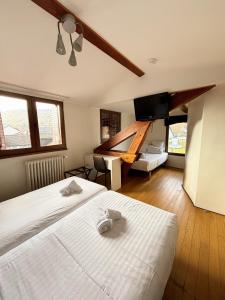 Postel nebo postele na pokoji v ubytování Hotel Le Divona "au coeur de Divonne" + 37 fotografií