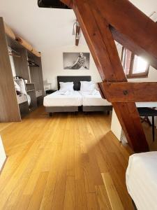 Postel nebo postele na pokoji v ubytování Hotel Le Divona "au coeur de Divonne"