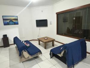 Uma TV ou centro de entretenimento em Apto térreo #3- Moradas do Pier- 2 quartos, 1 banheiro a passos da areia
