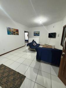 Uma TV ou centro de entretenimento em Apto térreo #3- Moradas do Pier- 2 quartos, 1 banheiro a passos da areia
