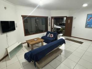 Uma TV ou centro de entretenimento em Apto térreo #3- Moradas do Pier- 2 quartos, 1 banheiro a passos da areia
